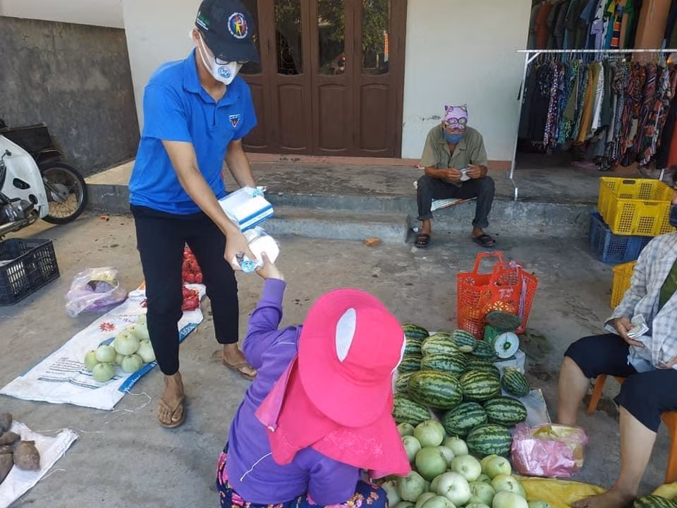 Các tình nguyện viên của nhóm đi phát khẩu trang miễn phí cho người dân.