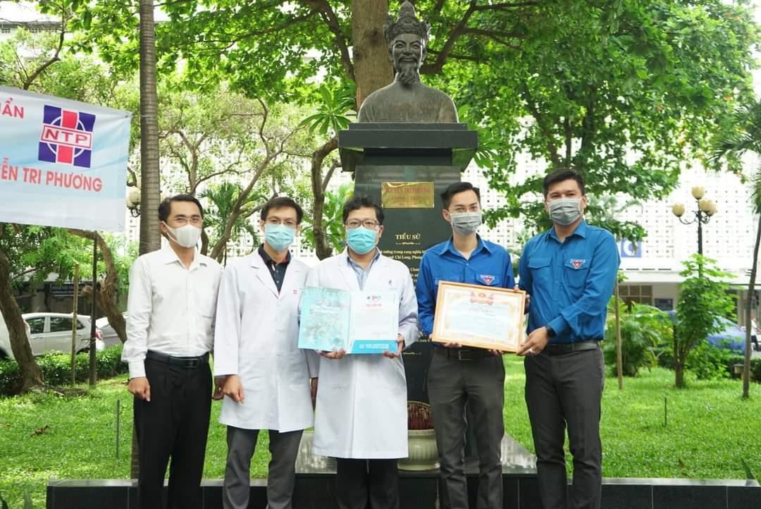 Đoàn công tác Thành Đoàn TP. HCM tặng bằng khen các thầy thuốc trẻ tại Bệnh viện Nguyễn Tri Phương. Đoàn công tác Thành Đoàn TP. HCM tặng bằng khen các thầy thuốc trẻ tại Bệnh viện Nguyễn Tri Phương.