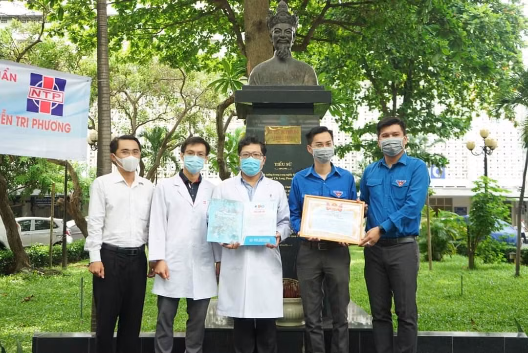 Đoàn công tác Thành Đoàn TP. HCM tặng bằng khen các thầy thuốc trẻ tại Bệnh viện Nguyễn Tri Phương.