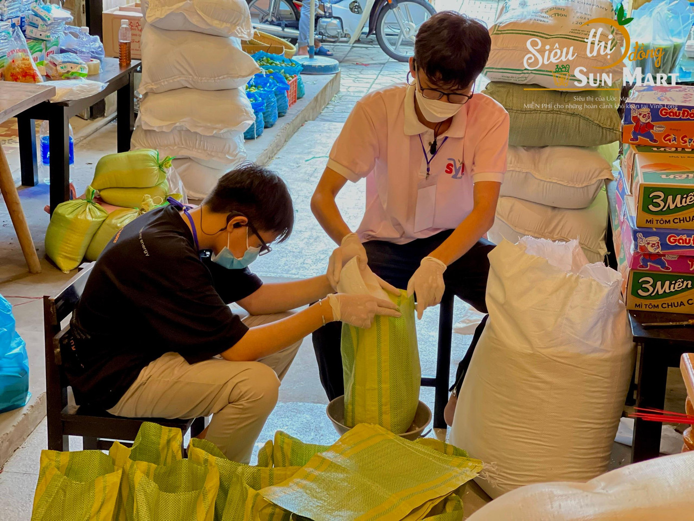 Những tình nguyện viên chia theo ca để hỗ trợ hoạt động cho "siêu thị 0 đồng".