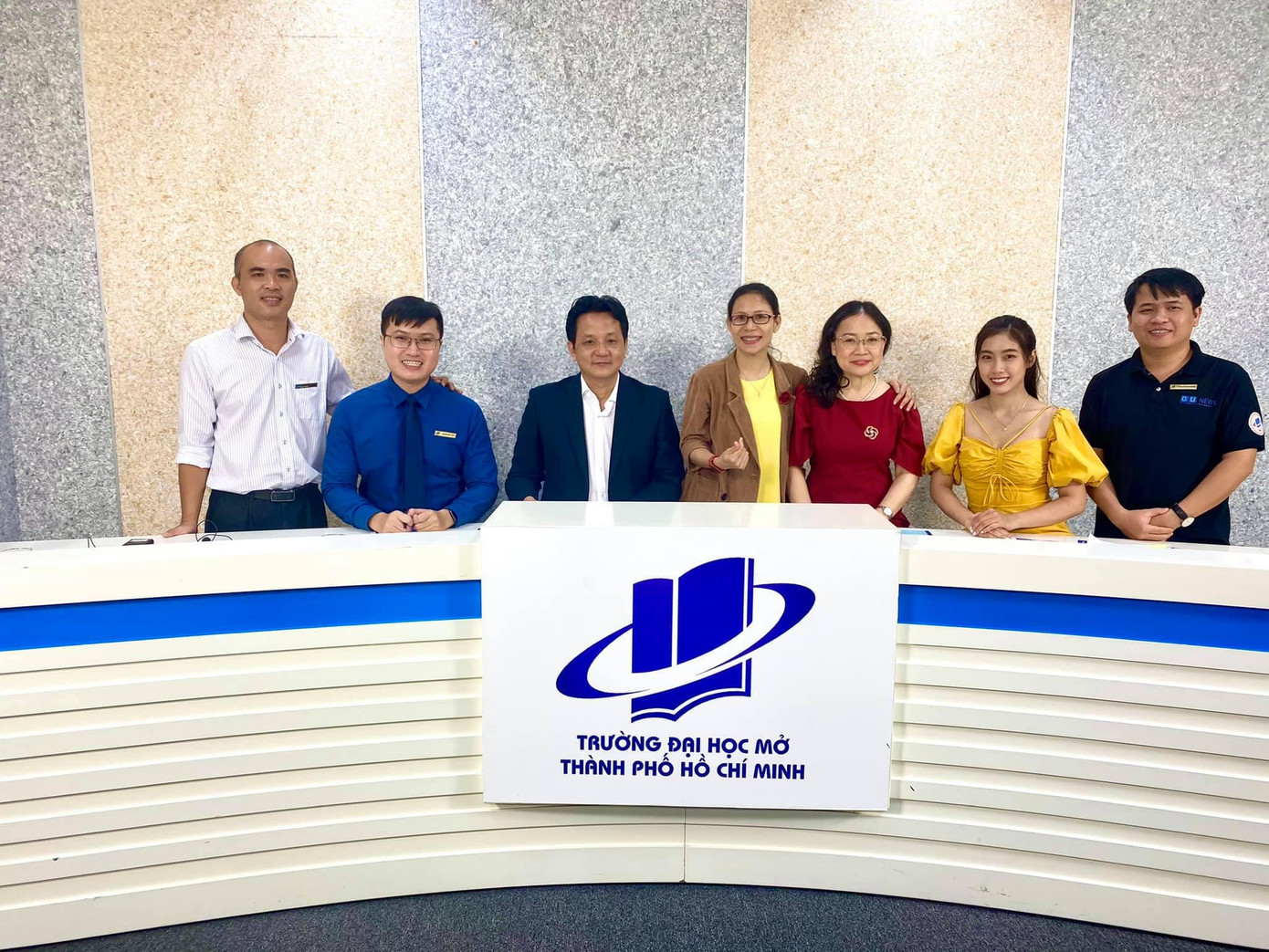 Thảo Hiền (thứ hai, từ phải qua) trong một buổi dẫn cho chương trình Tư vấn hướng nghiệp tại trường ĐH Mở TP. HCM.