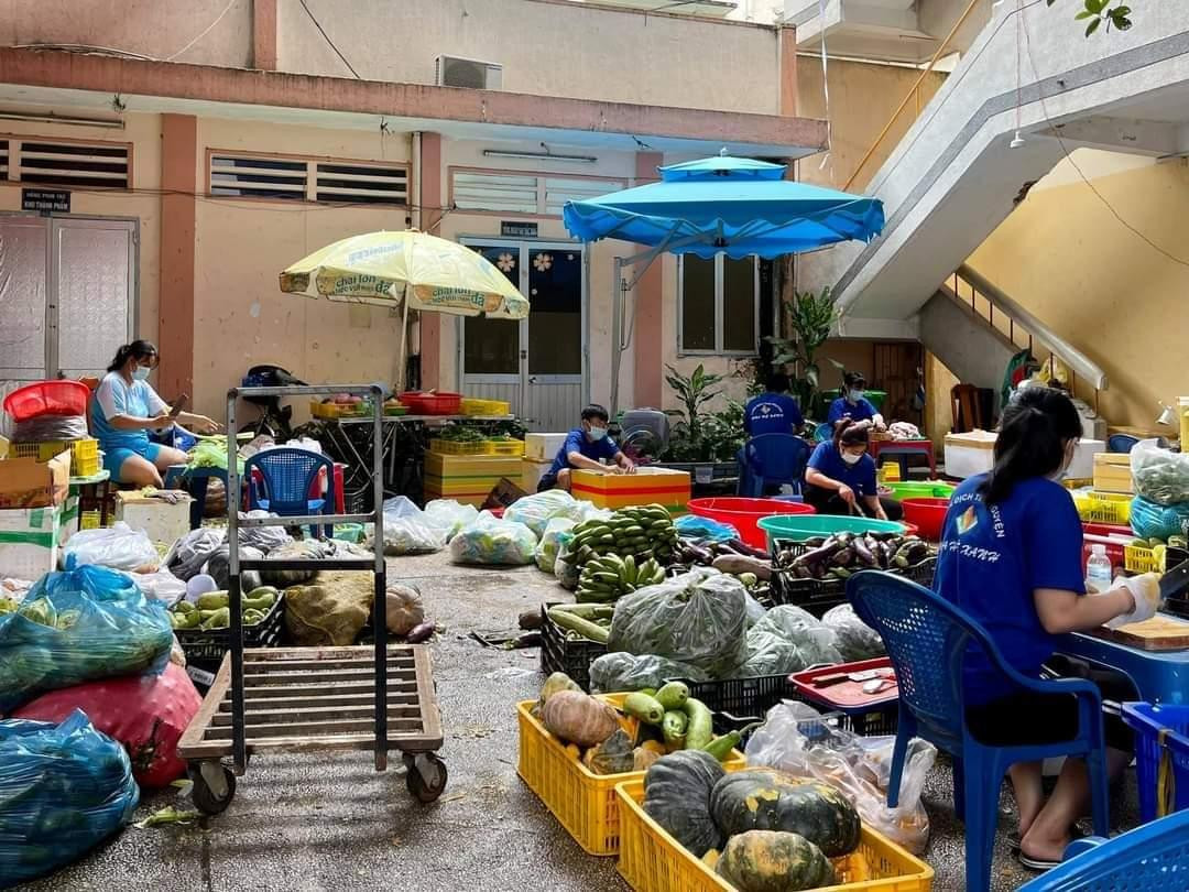 Rau củ, thực phẩm được kết nối chuyển về “Bếp ăn nghĩa tình” tại trụ sở Trung tâm Công tác xã hội Thanh niên thành phố để chế biến suất ăn cho sinh viên. Rau củ, thực phẩm được kết nối chuyển về “Bếp ăn nghĩa tình” tại trụ sở Trung tâm Công tác xã hội Thanh niên thành phố để chế biến suất ăn cho sinh viên.