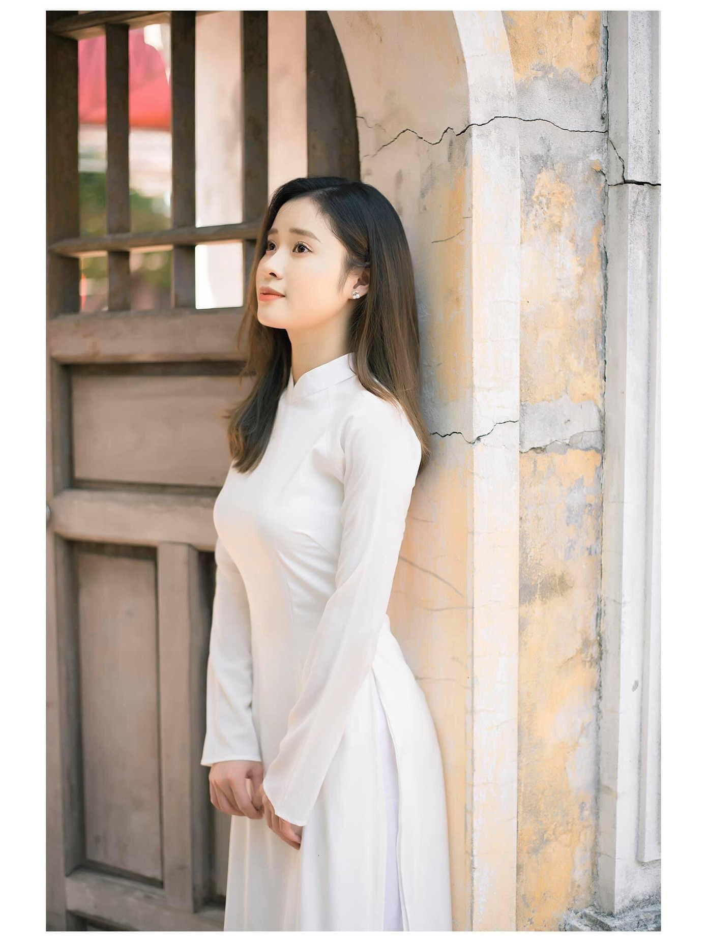 Nguyệt Hằng với hình ảnh tà áo dài tinh khôi. Nguyệt Hằng với hình ảnh tà áo dài tinh khôi.