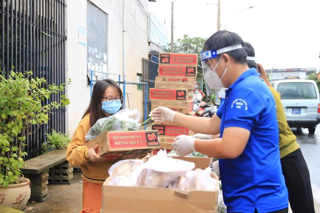 Các bạn sinh viên vui mừng khi nhận được những phần quà kịp thời.