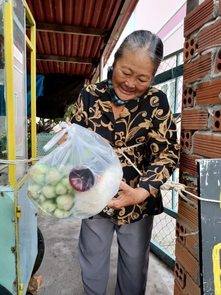 Nụ cười của một người dân khi nhận được phần quà nhóm chị Linh trao tặng.