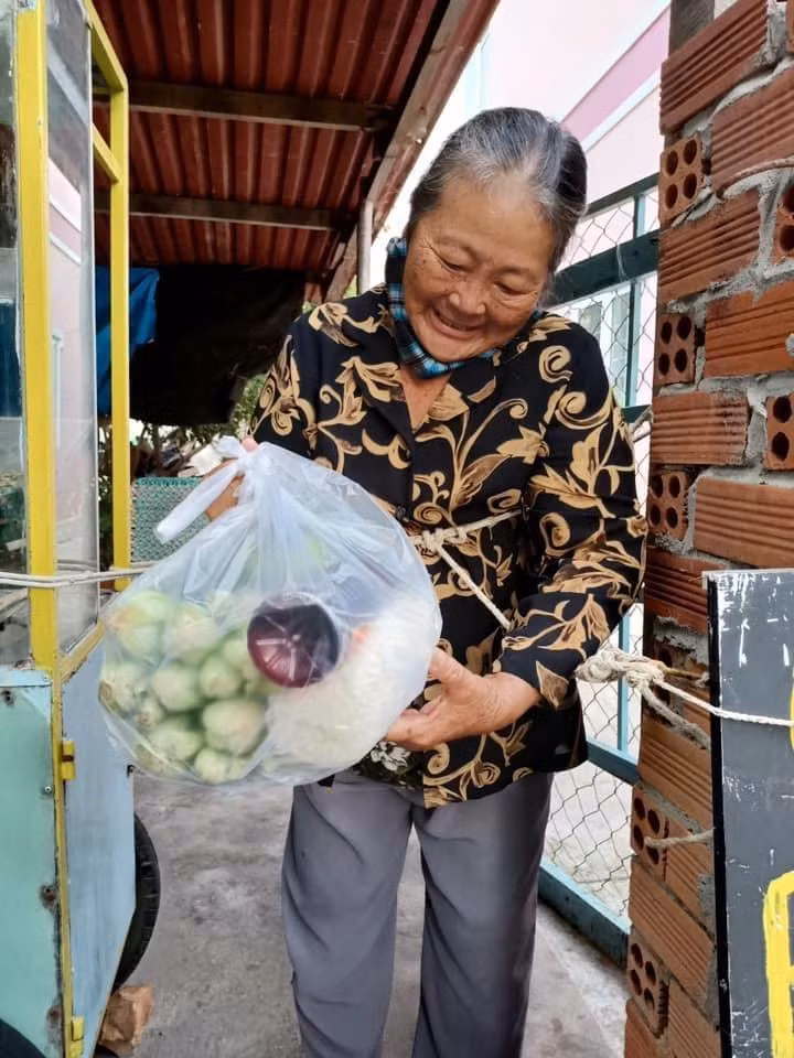 Nụ cười của một người dân khi nhận được phần quà nhóm chị Linh trao tặng.