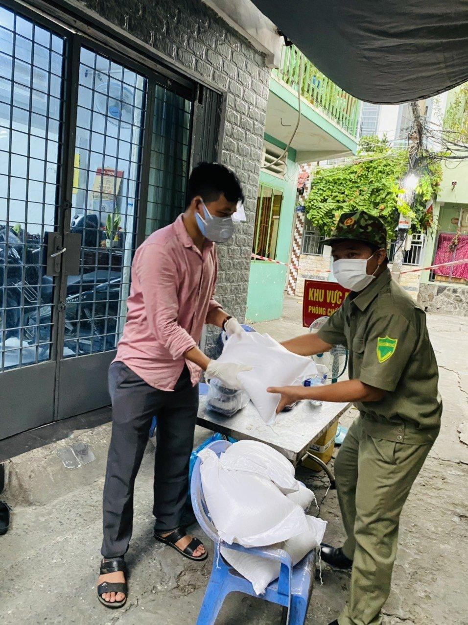 Anh Lưu hỗ trợ gạo cho bà con ở các khu vực phong tỏa trên địa bàn TP. HCM.