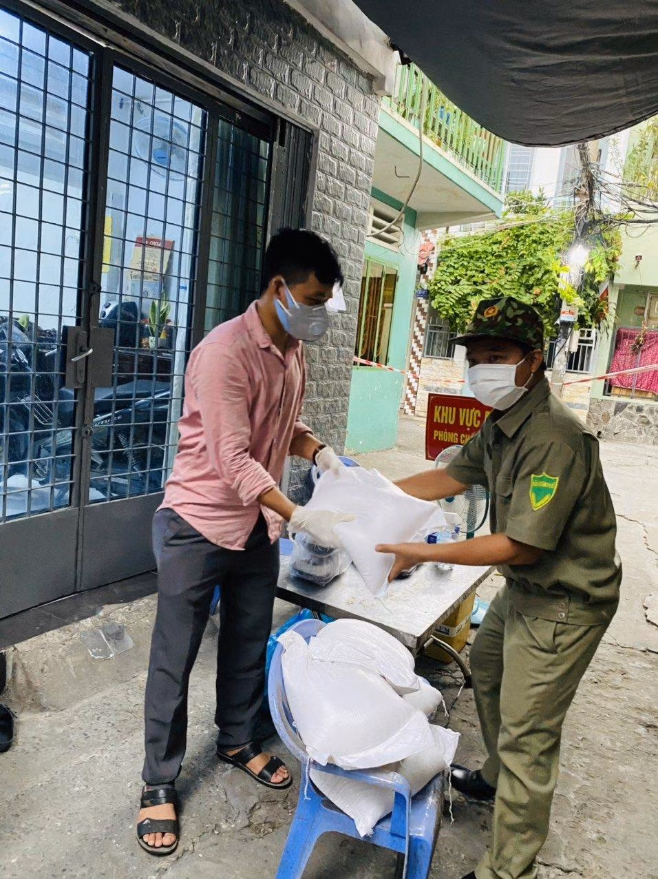 Anh Lưu hỗ trợ gạo cho bà con ở các khu vực phong tỏa trên địa bàn TP. HCM.