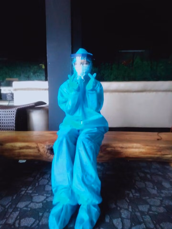 Lê Thị Thủy Tiên trong bộ đồ bảo hộ chống dịch. Lê Thị Thủy Tiên trong bộ đồ bảo hộ chống dịch.