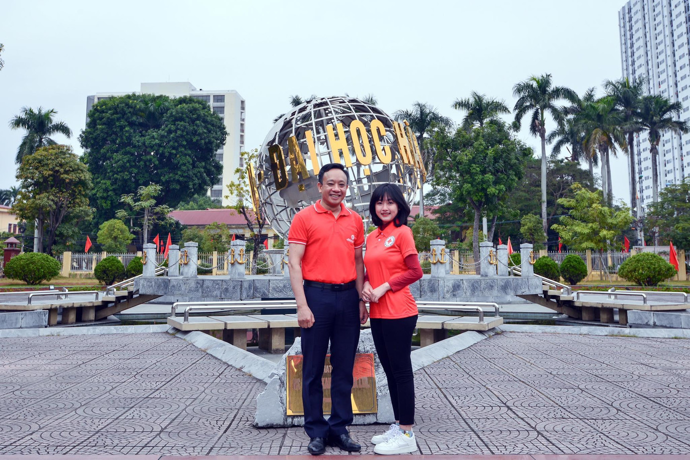 Với tất cả những thành tích và cống hiến, cô luôn nhận được sự yêu mến từ thầy cô, bạn bè và những người xung quanh.