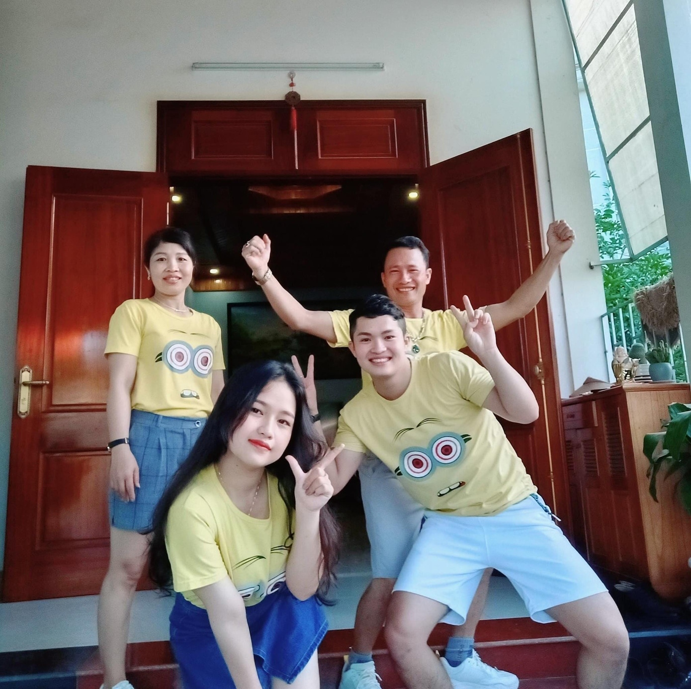 Đình Thắng nhớ về giây phút cùng gia đình của mình. Đình Thắng nhớ về giây phút cùng gia đình của mình.