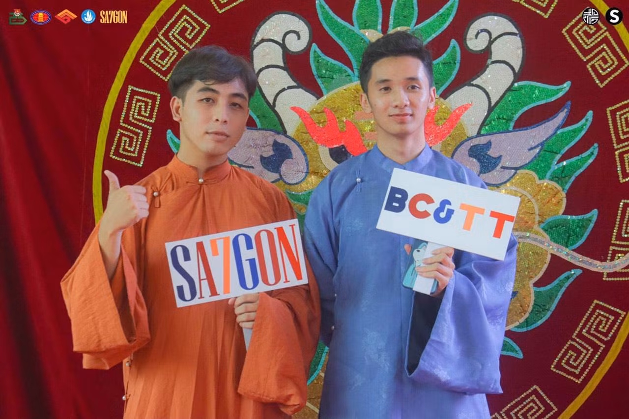 Các bạn trẻ với trang phụ xưa đến tham dự chương trình (Ảnh: Đoàn-Hội khoa BC&amp;TT).