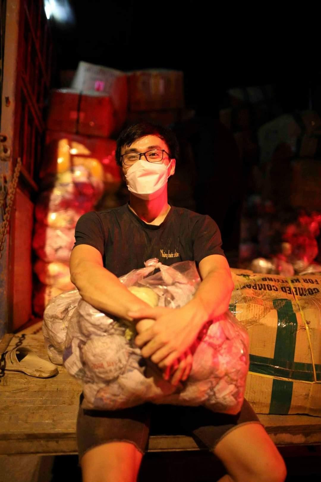 "Với tôn chỉ không ai bị bỏ lại phía sau, mình và nhóm sẽ cố đến cùng cho đến khi không còn có thể cố được nữa", Quang Long chia sẻ. "Với tôn chỉ không ai bị bỏ lại phía sau, mình và nhóm sẽ cố đến cùng cho đến khi không còn có thể cố được nữa", Quang Long chia sẻ.