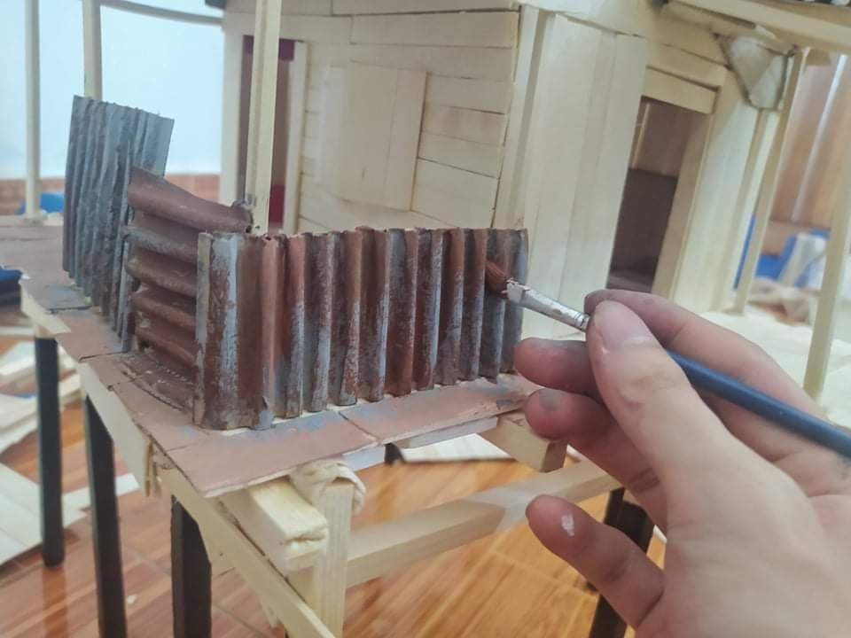 Công đoạn tô màu sao cho mô hình giống với thực tế bên ngoài theo Dương là một công đoạn khó. Công đoạn tô màu sao cho mô hình giống với thực tế bên ngoài theo Dương là một công đoạn khó.