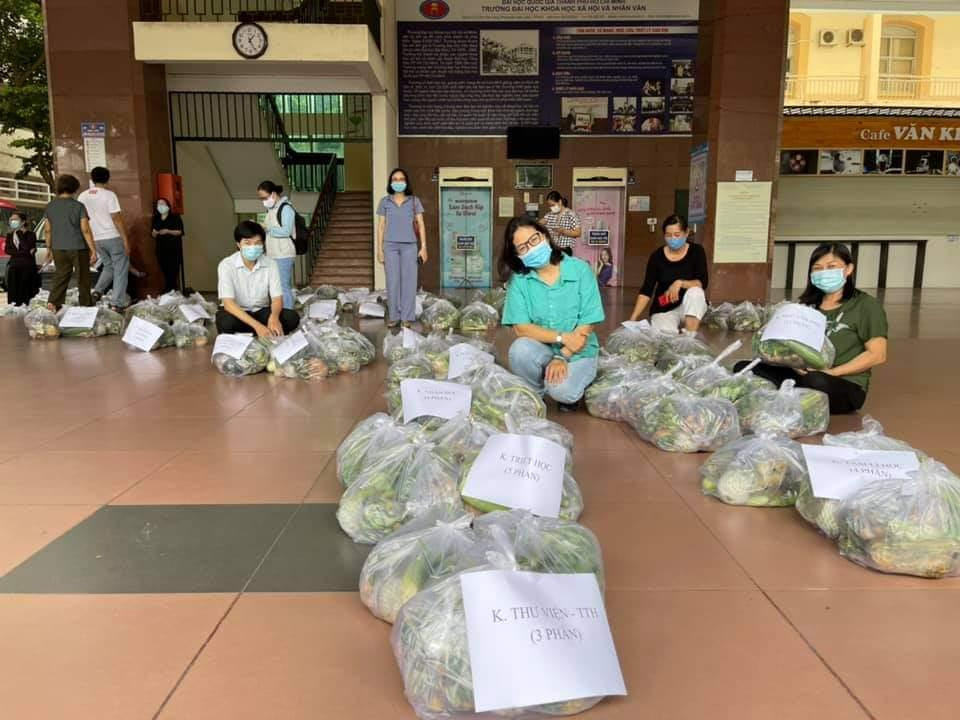 Nhiều giảng viên, công nhân viên đã chủ động nhường phần của mình ngay sau khi nhận cho những người cần hơn. Nhiều giảng viên, công nhân viên đã chủ động nhường phần của mình ngay sau khi nhận cho những người cần hơn.