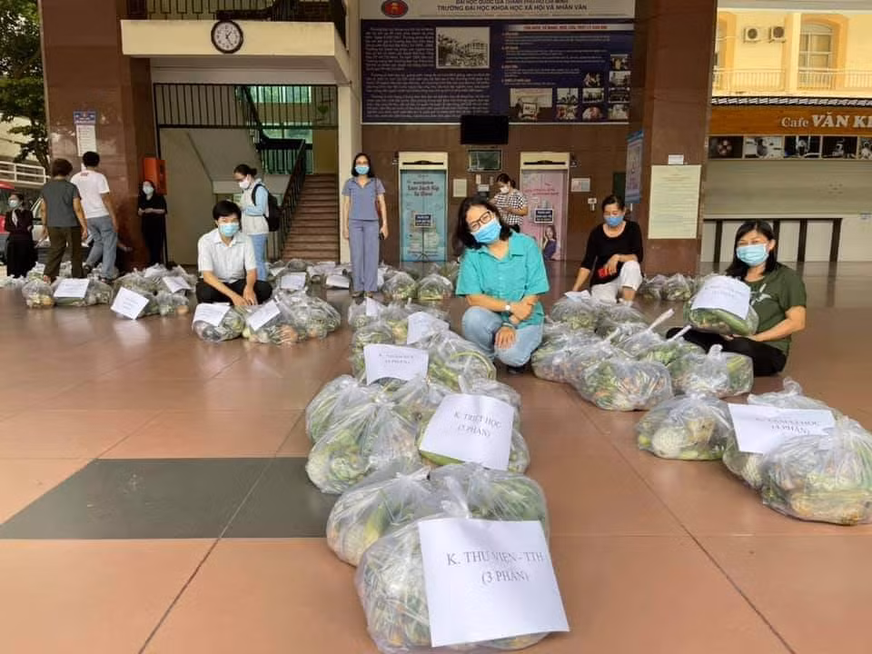 Nhiều giảng viên, công nhân viên đã chủ động nhường phần của mình ngay sau khi nhận cho những người cần hơn. Nhiều giảng viên, công nhân viên đã chủ động nhường phần của mình ngay sau khi nhận cho những người cần hơn.
