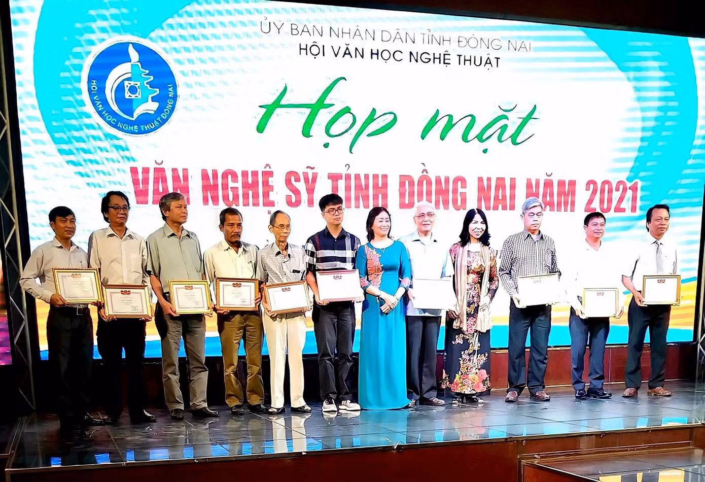 Hiếu Anh trong buổi họp mặt văn nghệ sỹ tỉnh Đồng Nai năm 2021.