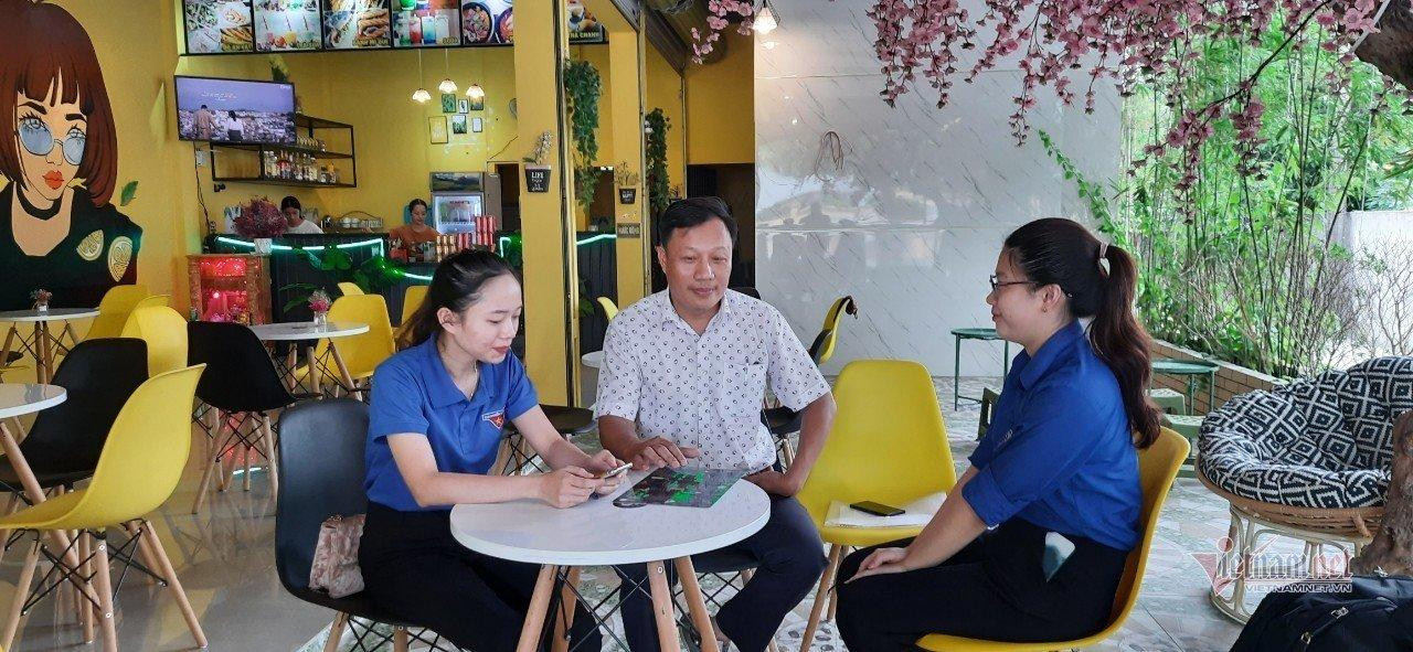 Các bạn đoàn viên thanh niên Huyện Đoàn Vĩnh Linh hỗ trợ anh Thắng để điều phối cho thí sinh chỗ ở.