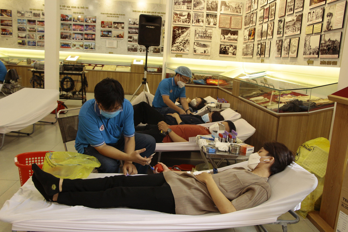 Nhiều bạn trẻ hưởng ứng ngày hội hiến máu.