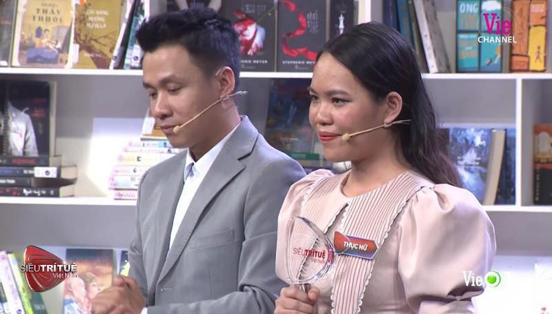 Nguyễn Thục Nữ tự tin chào khán giả tại cuộc thi "Siêu trí tuệ Việt" mùa 2. (Ảnh: VieChannel)