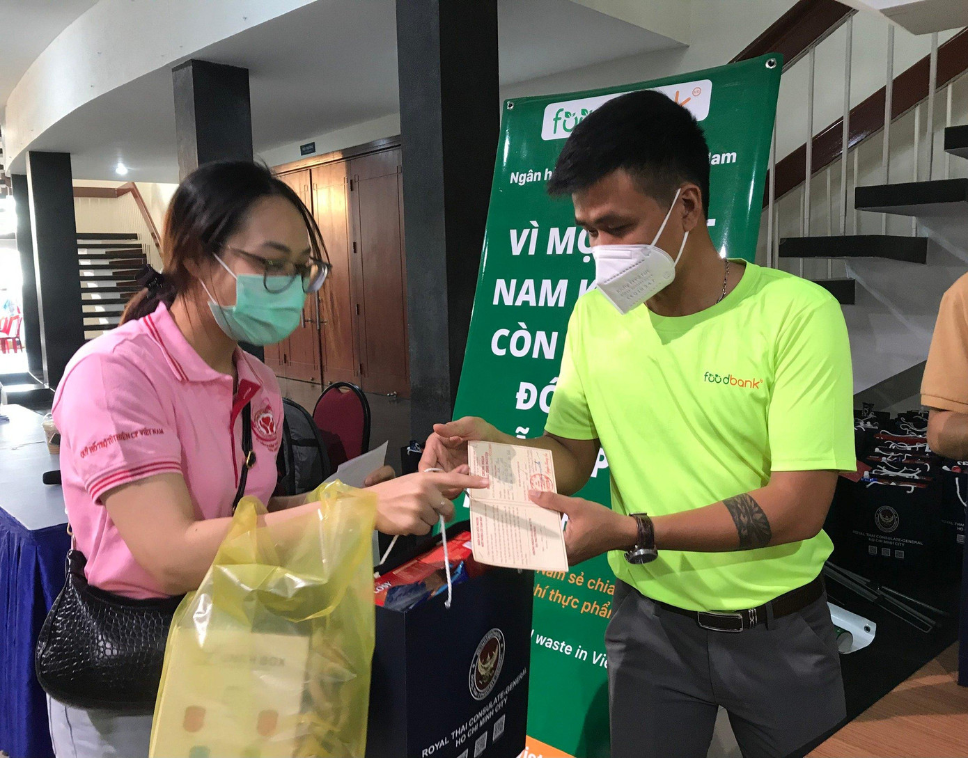 Các bạn trẻ hiến máu nhận giấy chứng nhận và thư cảm ơn từ Ban Tổ chức chương trình.