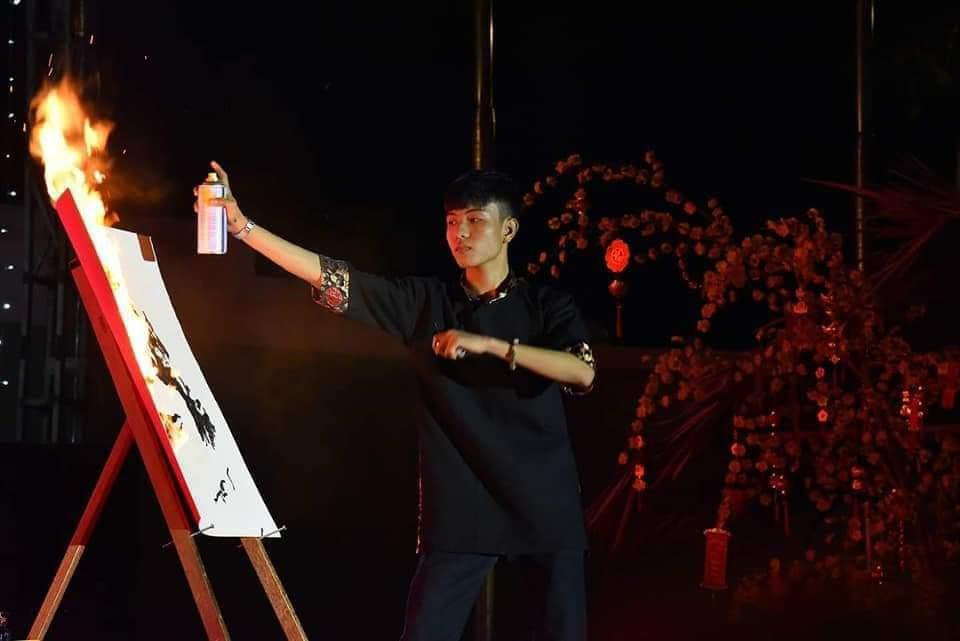 Thuận trong một tiết mục biểu diễn vẽ tranh bằng lửa. Thuận trong một tiết mục biểu diễn vẽ tranh bằng lửa.
