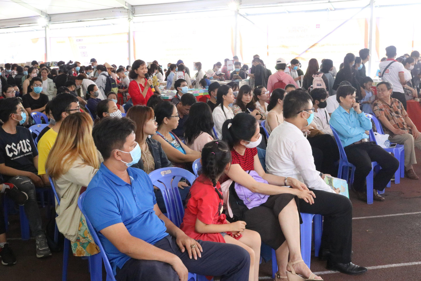 Rất đông các bạn trẻ tham dự chương trình. Rất đông các bạn trẻ tham dự chương trình.