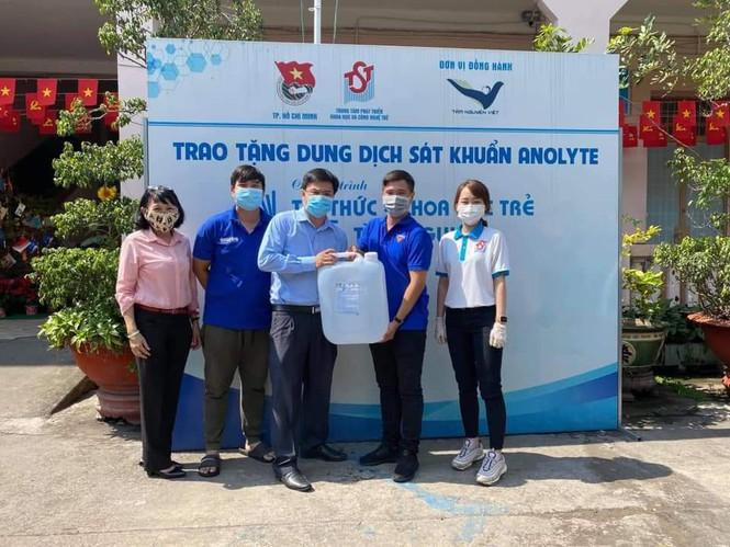 Ngoài việc thành lập "Đội xe khử khuẩn di động phản ứng nhanh", Trung tâm Phát triển Khoa học và Công nghệ Trẻ còn tặng nước sát khuẩn miễn phí cho nhiều đơn vị trường học.