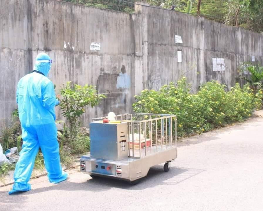 Sinh viên trường ĐH Lạc Hồng chế tạo robot đưa hàng thiết yếu vào các khu cách ly, khu phong tỏa.