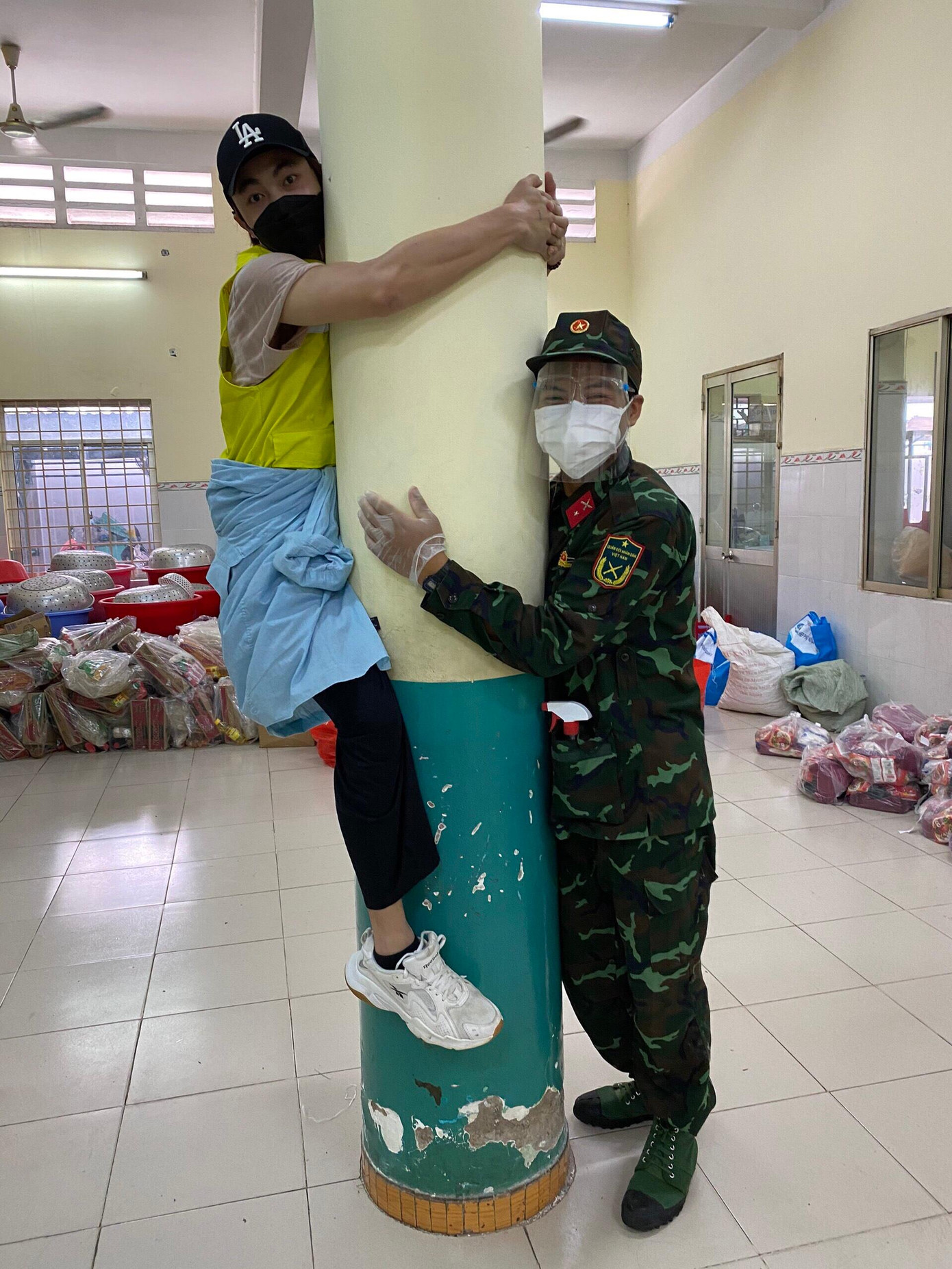 Khoảnh khắc thư giãn vô cùng đáng yêu của A Lùng và bộ đội trong thời gian nghỉ ngơi.