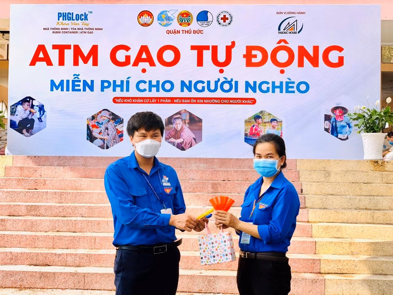Đoàn trường trao thiết bị bảo vệ tai khi đeo khẩu trang cho Thành Đoàn TP. Thủ Đức (TP. HCM).