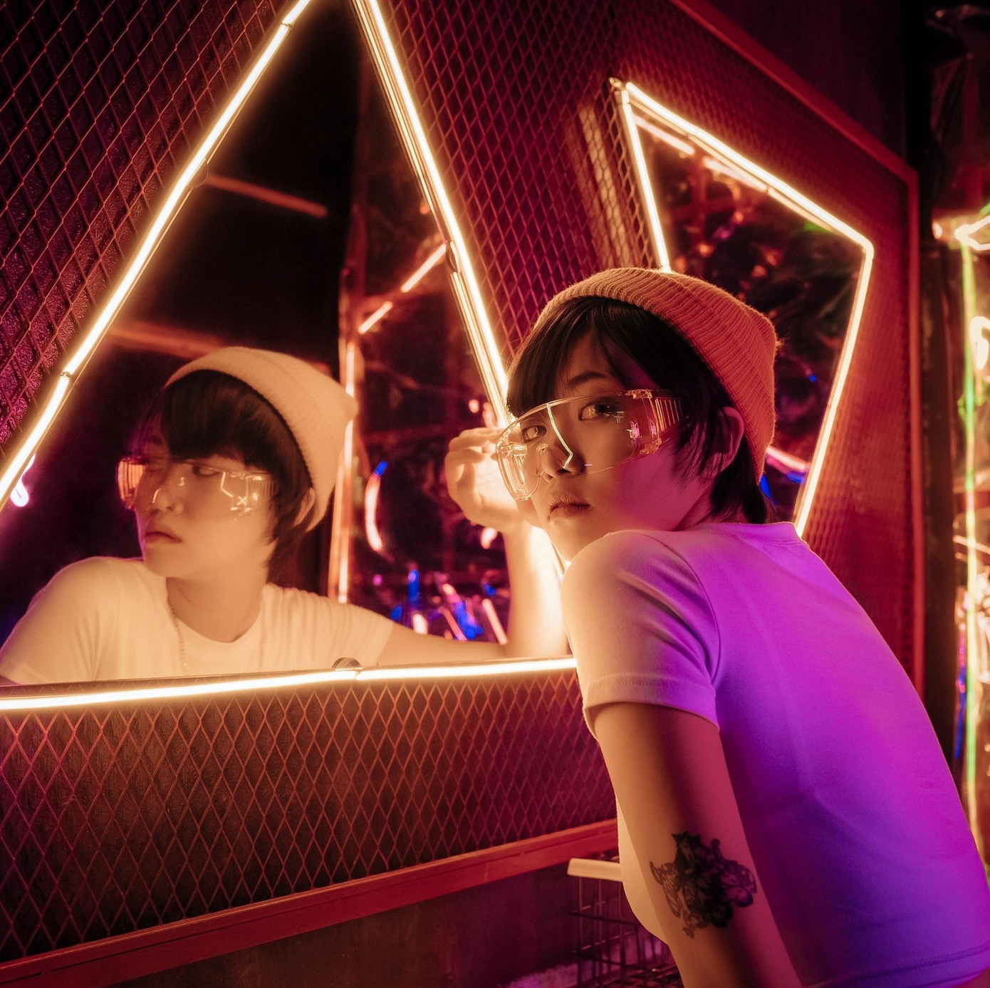 Mất đi mái tóc, Phụng Hoàng biến khuyết điểm đó trở thành ưu điểm lớn nhất, giúp cô khác biệt.