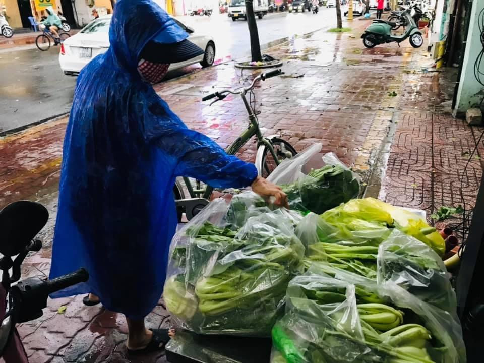 Lương thực, rau củ vẫn được tiếp tế trong những ngày trời mưa tầm tã.