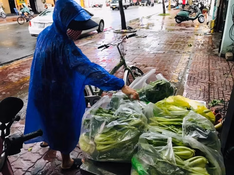 Lương thực, rau củ vẫn được tiếp tế trong những ngày trời mưa tầm tã.