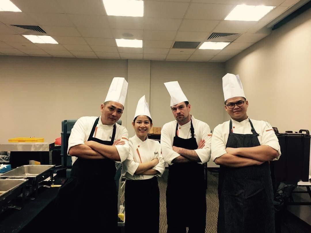 Bích Liên cùng các đầu bếp chính trong công ty tại Singapore.