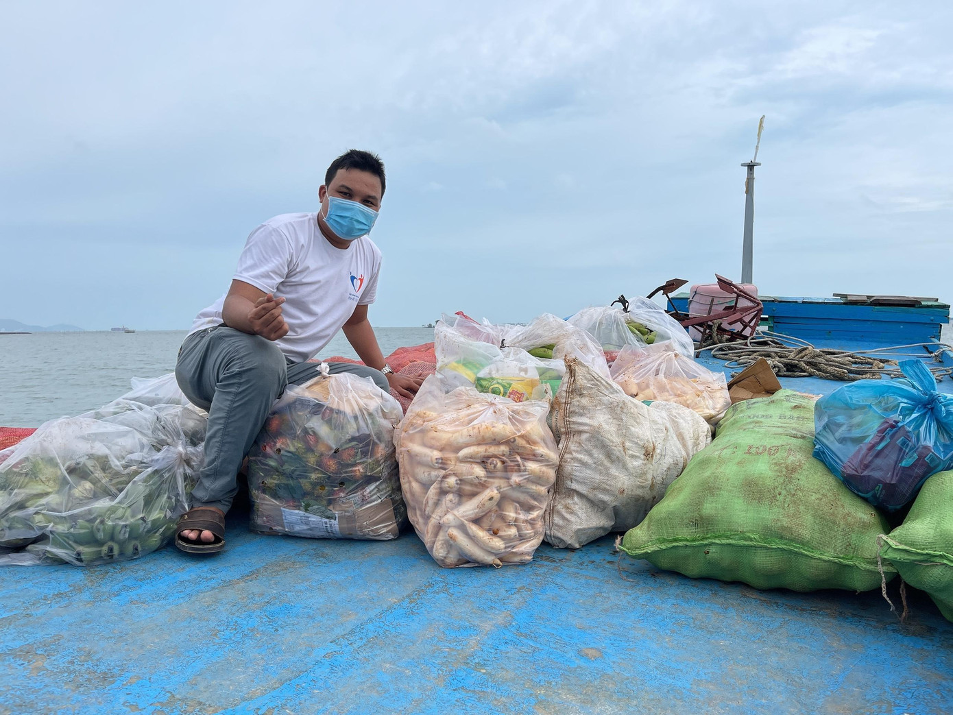 Rau củ và thực phẩm được Bi huy động hỗ trợ bà con trên đảo. Rau củ và thực phẩm được Bi huy động hỗ trợ bà con trên đảo.