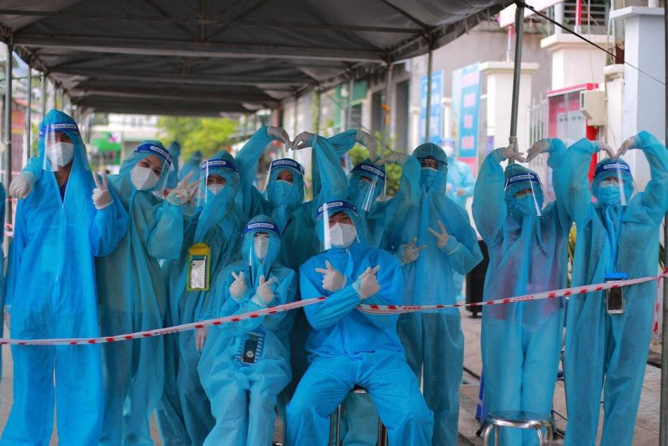 Đoàn tình nguyện viên của trường ĐH Kỹ thuật Y Dược Đà Nẵng.