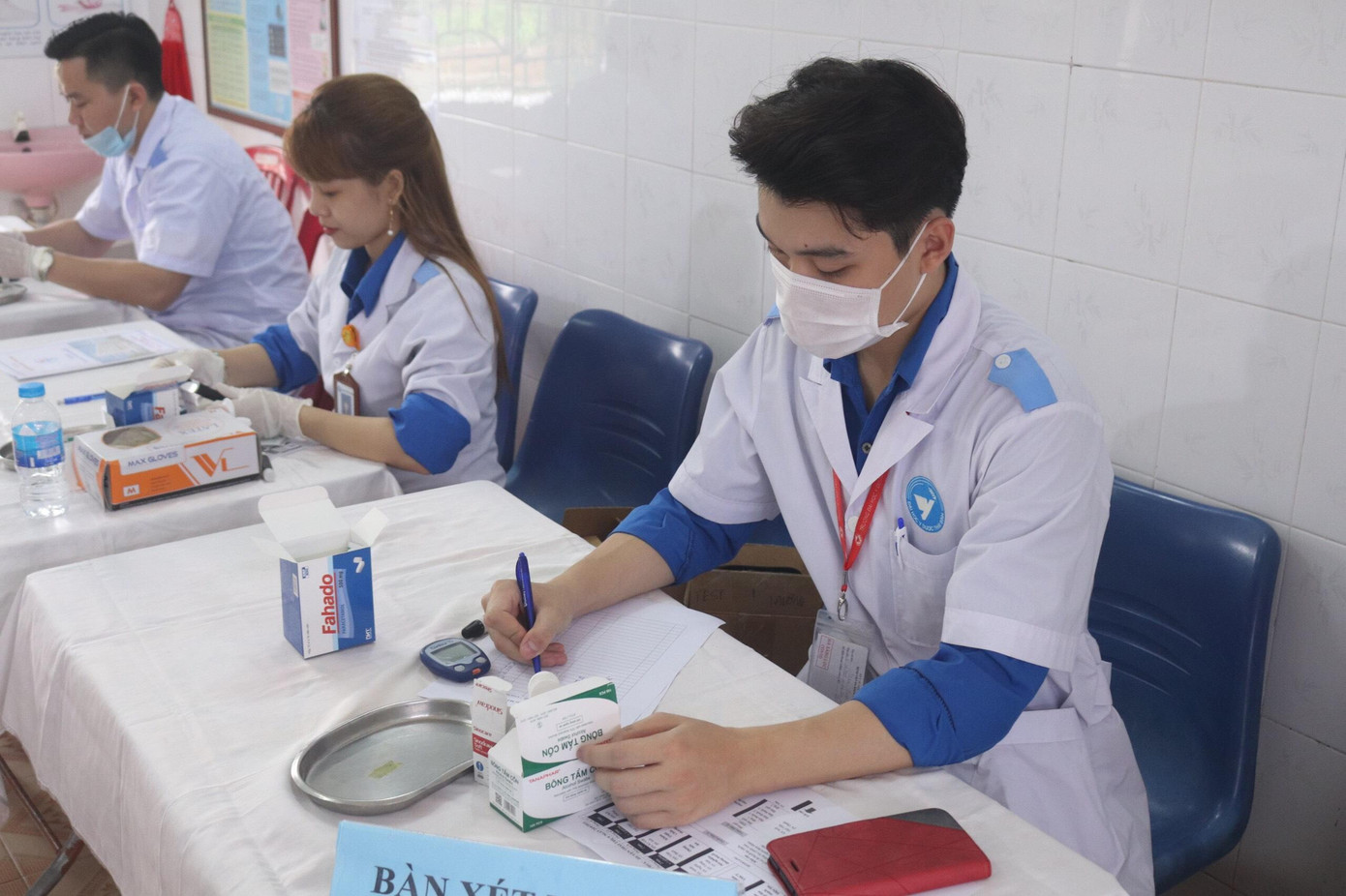 Vũ tham gia khám chữa bệnh tình nguyện nhân dịp kỉ niệm ngày 30.4.