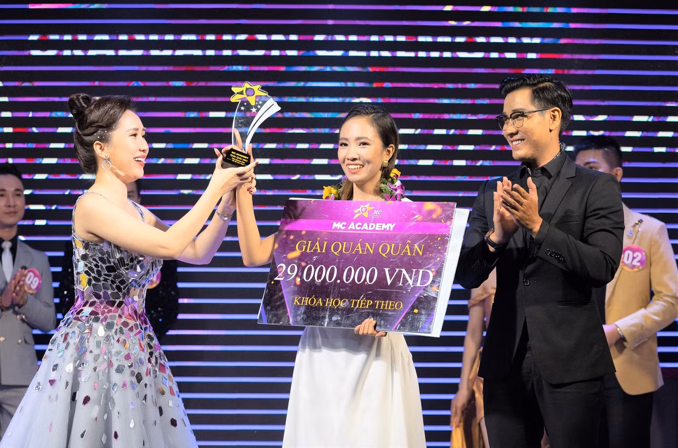 Với nỗ lực của mình, Khánh Linh đã đạt giải Quán quân kỳ thi MCA Sincere Star mùa thứ tư của MC Academy.