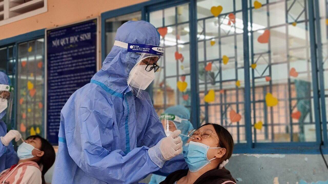 Huỳnh Khang thực hiện công tác lấy mẫu cho người dân.