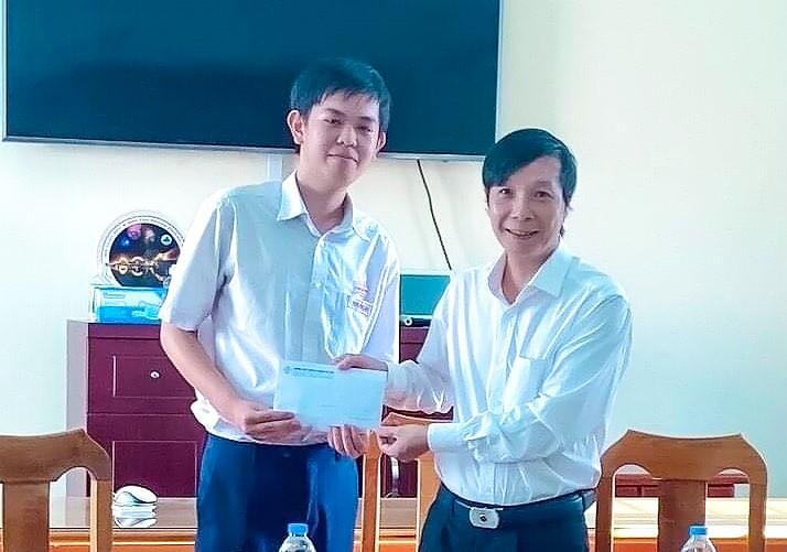 Thiên Ân nhận phần quà động viên tinh thần từ thầy Đậu Thế Tâm, Hiệu trưởng trường THPT Chuyên Lương Thế Vinh trước thềm cuộc thi chọn đội tuyển Olympic Quốc tế năm 2021. Thiên Ân nhận phần quà động viên tinh thần từ thầy Đậu Thế Tâm, Hiệu trưởng trường THPT Chuyên Lương Thế Vinh trước thềm cuộc thi chọn đội tuyển Olympic Quốc tế năm 2021.