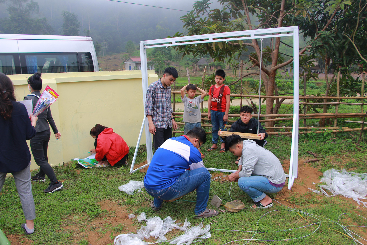 Nhóm đang thi công một sân chơi tái chế. (Ảnh: NVCC) Nhóm đang thi công một sân chơi tái chế. (Ảnh: NVCC)