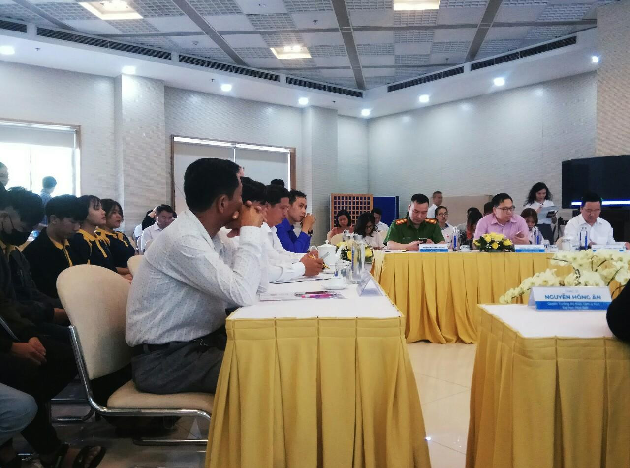 Rất đông các bạn trẻ đến tham dự buổi tọa đàm. Rất đông các bạn trẻ đến tham dự buổi tọa đàm.