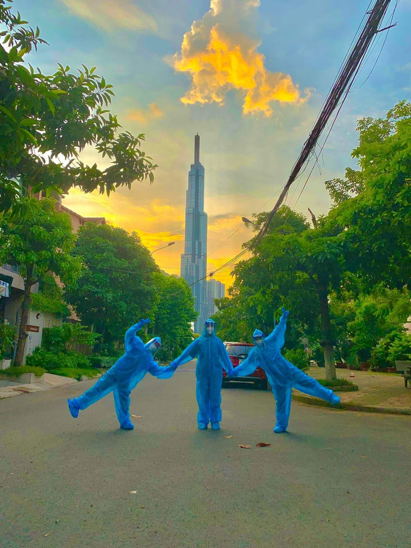 Lan Hương và các tình nguyện viên trong đội luôn thể hiện tinh thần lạc quan chống dịch.