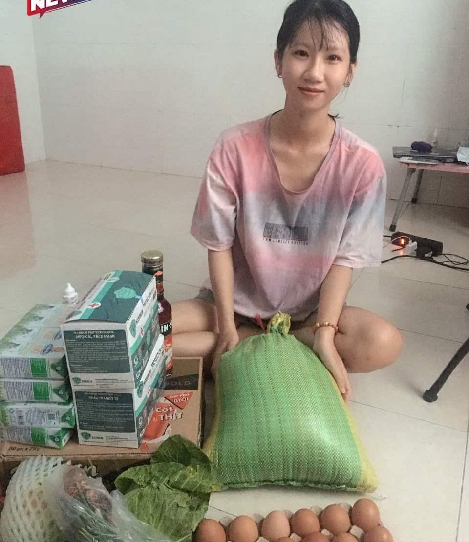 Những sinh viên trường ĐH Văn Lang bị khó khăn do dịch COVID-19 cũng nhận được những phần quà động viên kịp thời. Những sinh viên trường ĐH Văn Lang bị khó khăn do dịch COVID-19 cũng nhận được những phần quà động viên kịp thời.