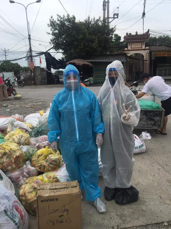 Chị Lương và một thành viên trong nhóm trong trang phục bảo hộ mang quà đến các khu nhà trọ hỗ trợ công nhân bị "mắc kẹt".