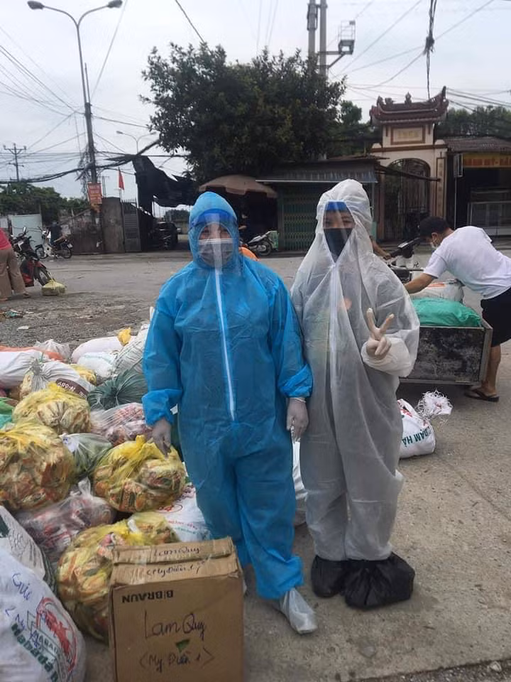 Chị Lương và một thành viên trong nhóm trong trang phục bảo hộ mang quà đến các khu nhà trọ hỗ trợ công nhân bị "mắc kẹt". Chị Lương và một thành viên trong nhóm trong trang phục bảo hộ mang quà đến các khu nhà trọ hỗ trợ công nhân bị "mắc kẹt".
