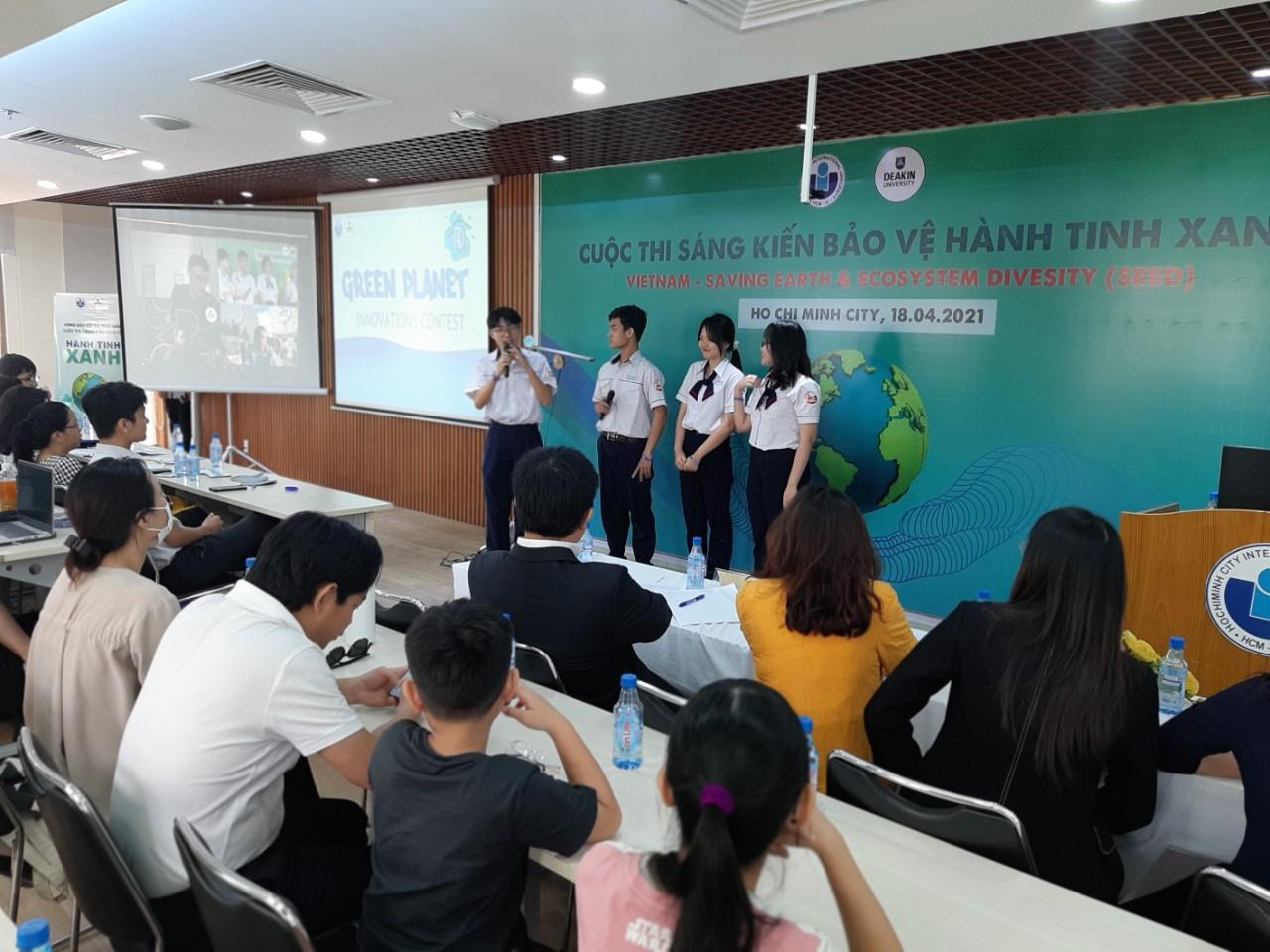 Các đội vào vòng Bán kết có 20 phút để trình bày đề tài trước Ban Giám khảo. Các đội vào vòng Bán kết có 20 phút để trình bày đề tài trước Ban Giám khảo.