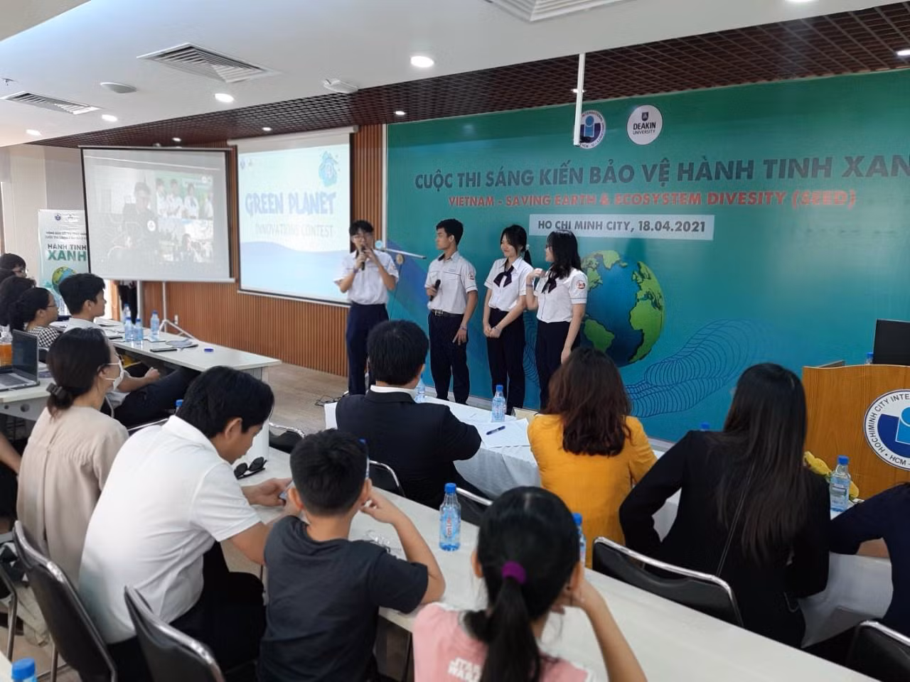 Các đội vào vòng Bán kết có 20 phút để trình bày đề tài trước Ban Giám khảo.