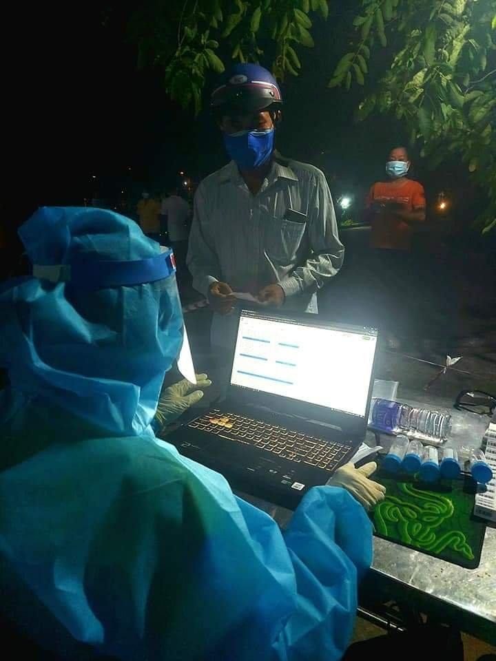 Các bạn tình nguyện viên sinh viên đang làm công tác nhập liệu ở khu công nghiệp Lê Minh Xuân, huyện Bình Chánh.